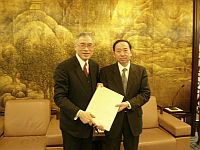 Prof. Lawrence J. Lau (left), CUHK Vice-Chancellor presents a souvenir to Mr. Yuan Guiren (right), Minister of Education